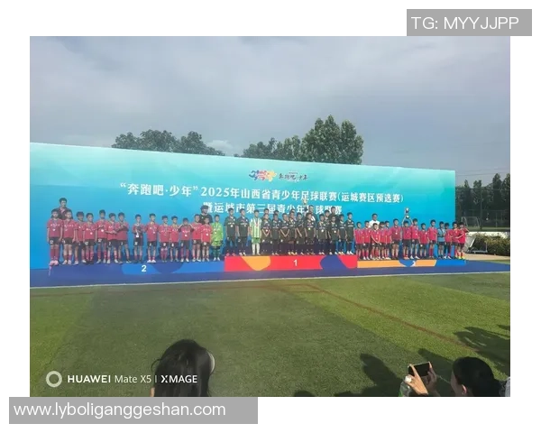 体能最强的足球运动员如何通过科学训练提升竞技水平与比赛表现